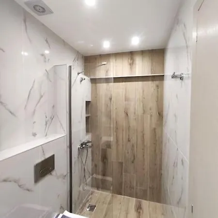 Luxury 1 塞萨洛尼基